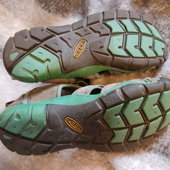 Keen kids taupe, green sandals - size 1 - Picture 4 of 6